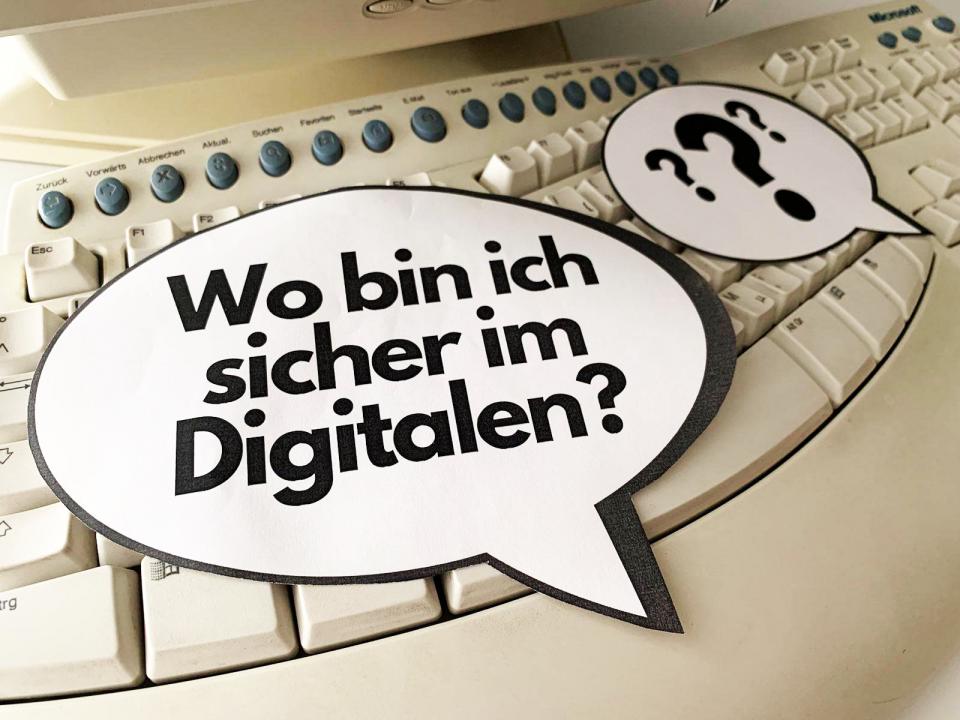 Tastatur mit Sprechblase über Vertrauen