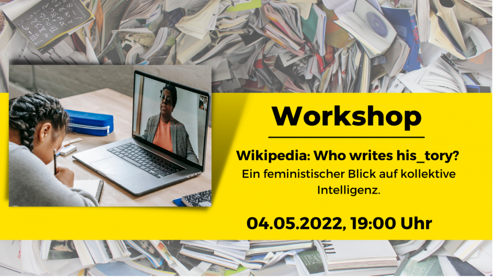 Mädchen sitzt vor Laptop