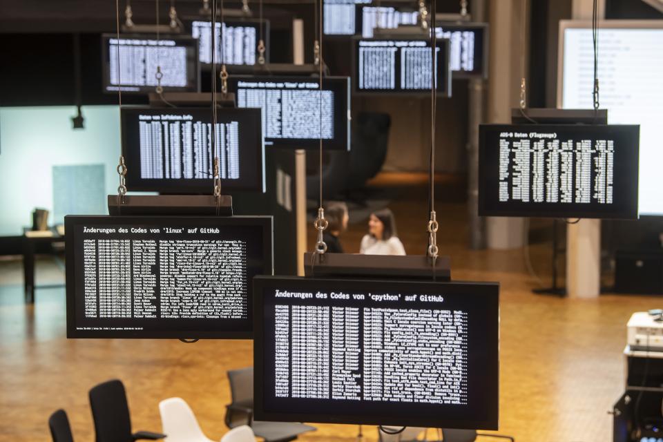 Bildschirme, die viele Daten zeigen, hängen im OpenHUB.